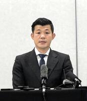 予定通り６・６世界戦を開催することを発表し、声を詰まらせる亀田興毅氏