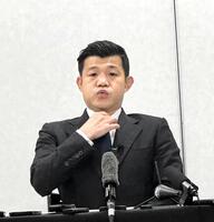 予定通り６・６世界戦を開催することを発表し、涙で声を詰まらせる亀田興毅氏