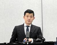予定通り６・６世界戦を開催することを発表し、涙で声を詰まらせる亀田興毅氏