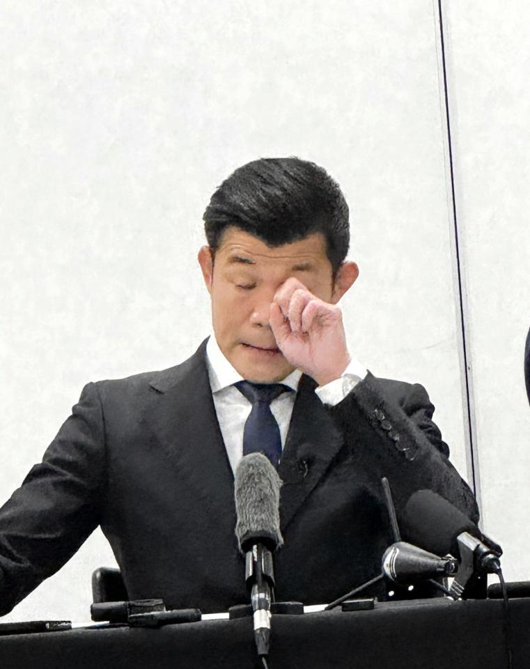 予定通り６・６世界戦を開催することを発表し、涙で声を詰まらせる亀田興毅氏