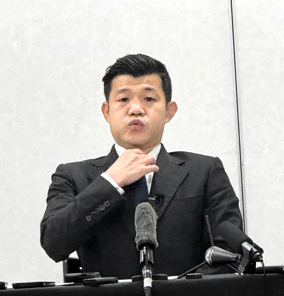 予定通り６・６世界戦を開催することを発表し、涙で声を詰まらせる亀田興毅氏