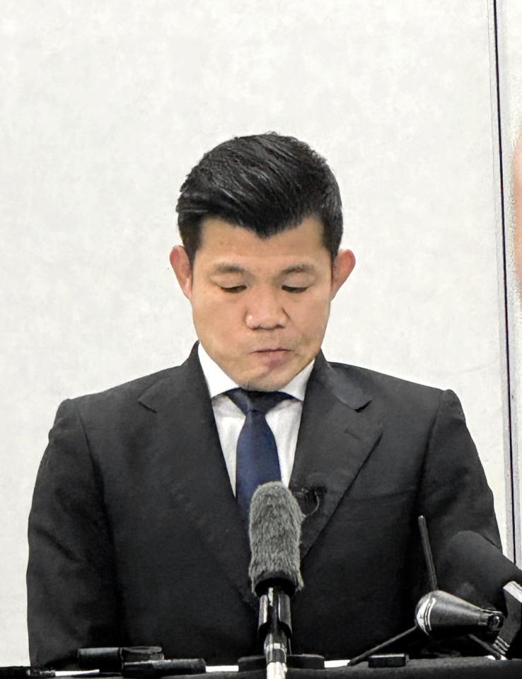 予定通り６・６世界戦を開催することを発表し、涙で声を詰まらせる亀田興毅氏