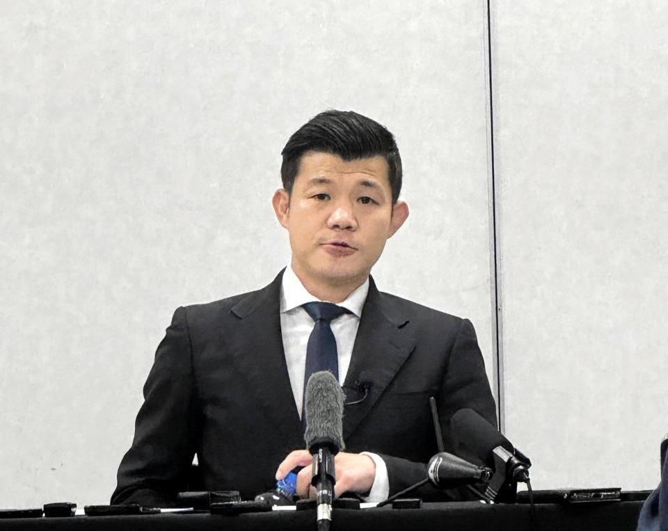 予定通り６・６世界戦を開催することを発表し、涙で声を詰まらせる亀田興毅氏