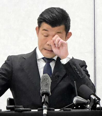 　予定通り６・６世界戦を開催することを発表し、涙で声を詰まらせる亀田興毅氏