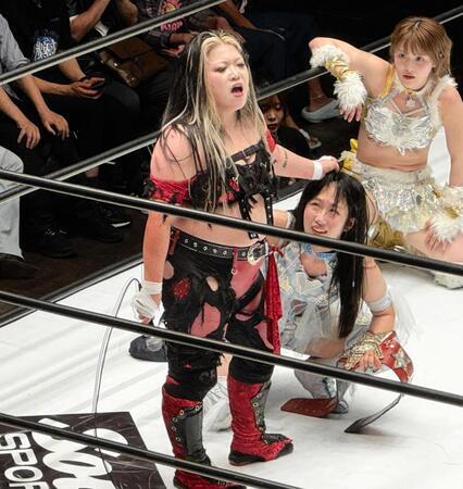 前哨戦でいきなりワールド王者・玖麗さやか（左から２人目）からピンフォールを奪い、挑発する鈴季すず