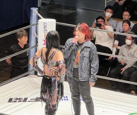 古巣スターダムの後楽園ホール大会に電撃登場した林下詩美（右）と、対峙する上谷沙弥
