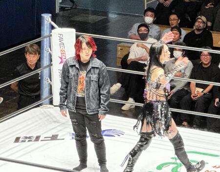 古巣スターダムの後楽園ホール大会に電撃登場した林下詩美（左）と不快感をあらわにした上谷沙弥