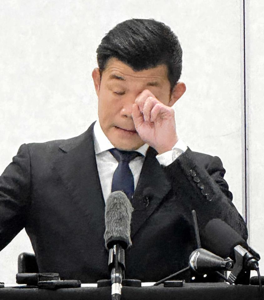 　予定通り６・６世界戦を開催することを発表し、涙で声を詰まらせる亀田興毅氏