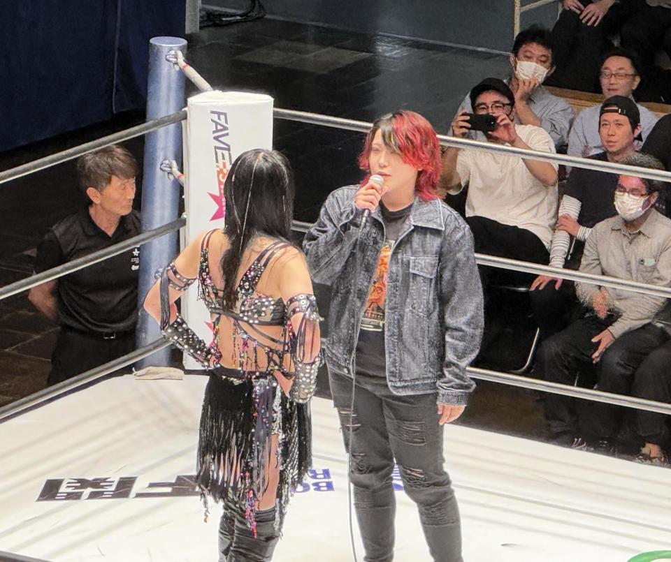 古巣スターダムの後楽園ホール大会に電撃登場した林下詩美（右）と、対峙する上谷沙弥