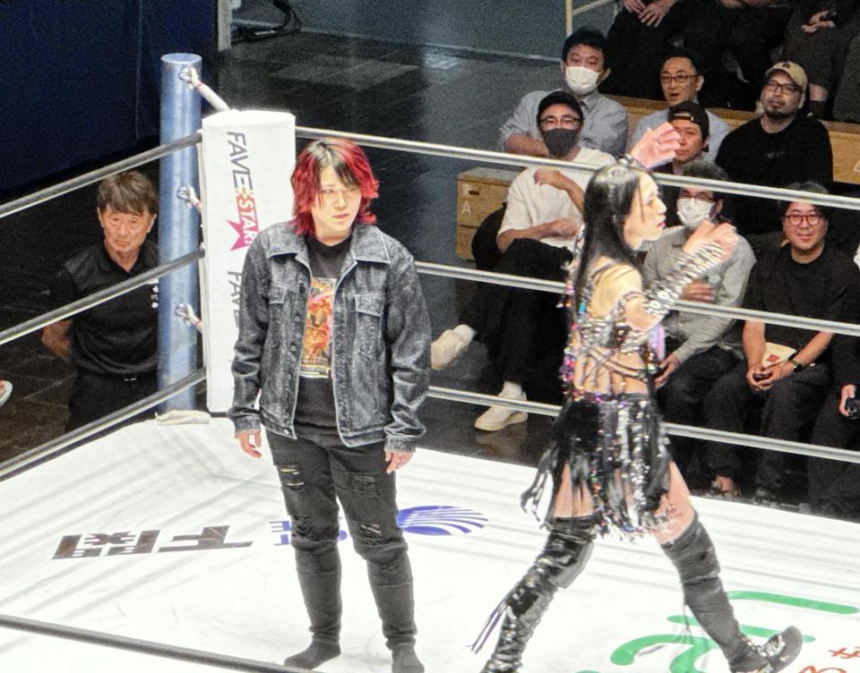 古巣スターダムの後楽園ホール大会に電撃登場した林下詩美（左）と不快感をあらわにした上谷沙弥