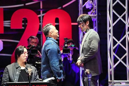 にらみ合う田中雄士（左）と瓜田純士（右）
