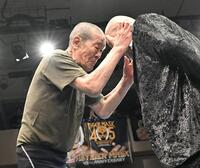 村上和成（右）に頭突きを見舞う藤原喜明＝後楽園ホール