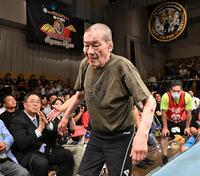 リングを後にする藤原喜明＝後楽園ホール