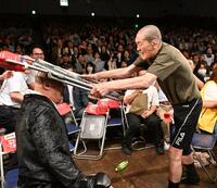村上和成（左）を攻める藤原喜明