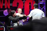 乱闘になる田中雄士（中央）と瓜田純士（右）、止めに入る溝口勇児氏（左）