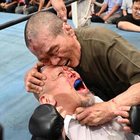　村上和成（下）を攻める藤原喜明