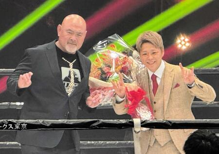 　武尊（右）の引退セレモニーに駆けつけた武藤敬司