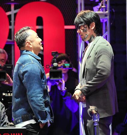 にらみ合う田中雄士（左）と瓜田純士（右）