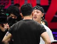 にらみ合うｓａｋｋｋｉ（奥）とビッグマウス（手前）
