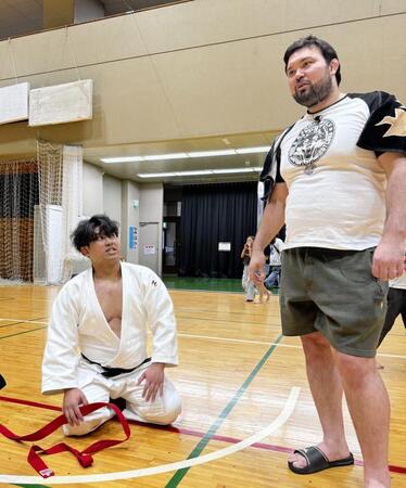 元付け人の宇田川力輝さん（左）の引退試合を見届けたウルフアロン