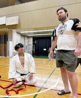 元付け人の宇田川力輝さん（左）の引退試合を見届けたウルフアロン