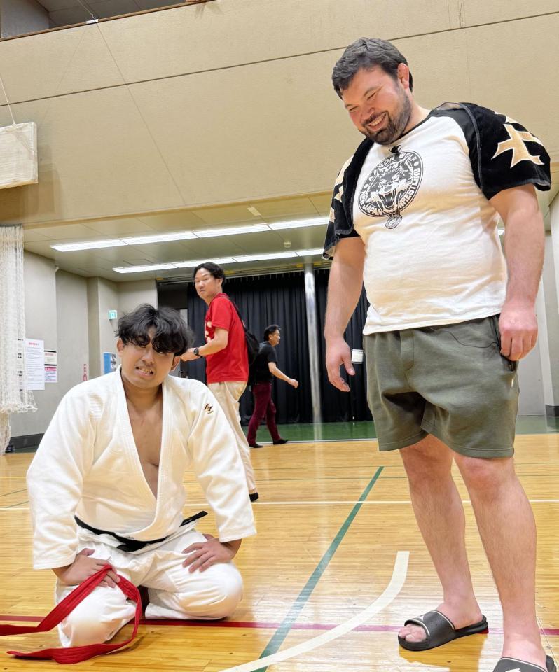 元付け人の宇田川力輝さん（左）の引退試合を見届けたウルフアロン