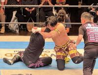 佐々木大輔（左）をアナコンダ・バイスで攻めるＹＯＨ