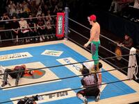 ２段の小さな脚立の上に立ち、若手に支えてもらった上で飛び技を放つ田口隆祐