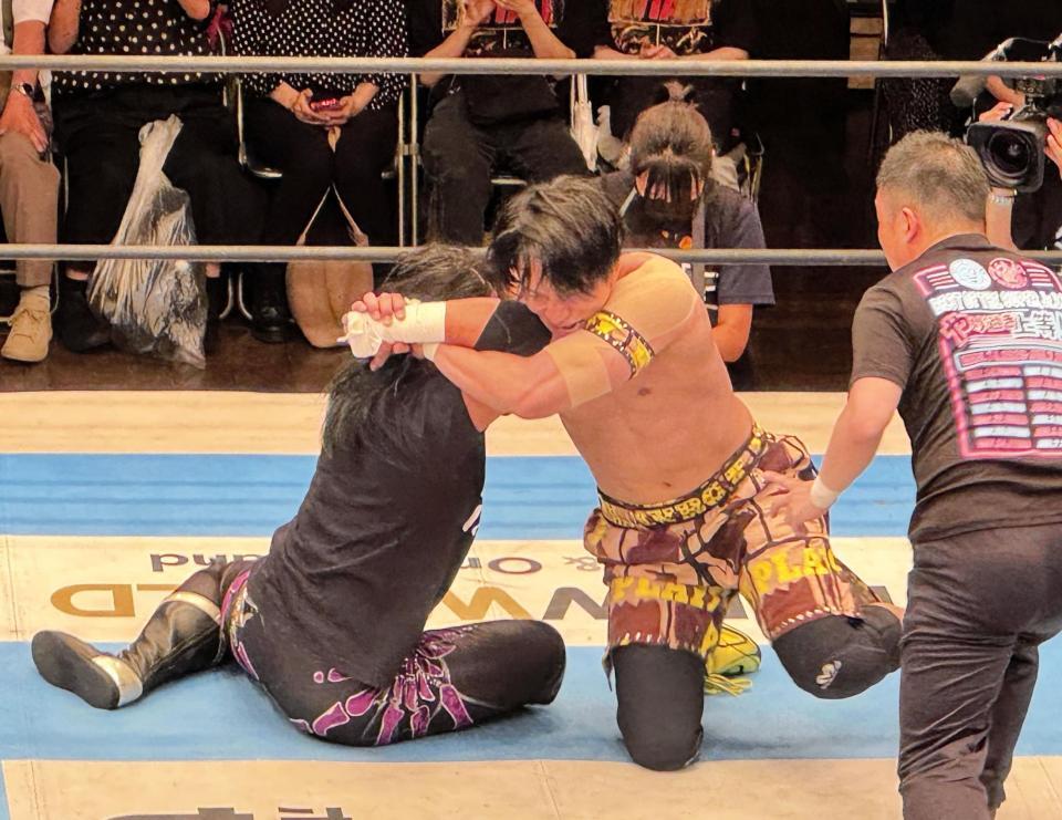 佐々木大輔（左）をアナコンダ・バイスで攻めるＹＯＨ