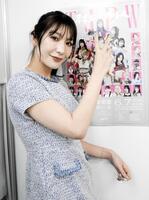 大会ポスターの荒井優希を指さす上福ゆき