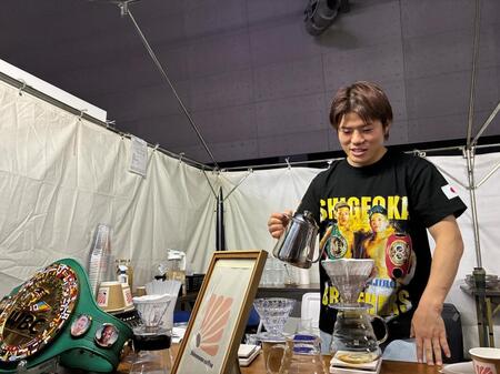コーヒーをいれる重岡優大氏