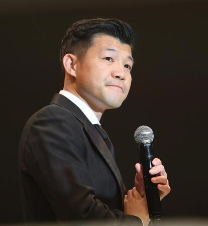 試合開始の挨拶をする亀田興毅ファウンダー（撮影・坂部計介）