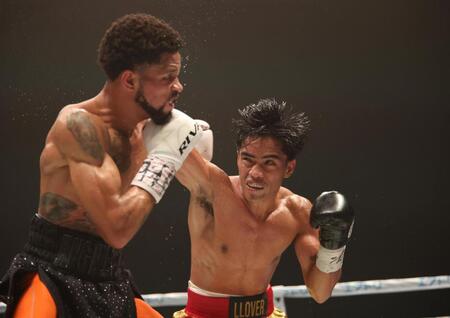 ９回、マイケル・アンジェレッティを攻めるケネス・ラバー（撮影・坂部計介）