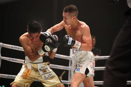 １０回、レネ・カリストを攻める矢吹正道（撮影・坂部計介）