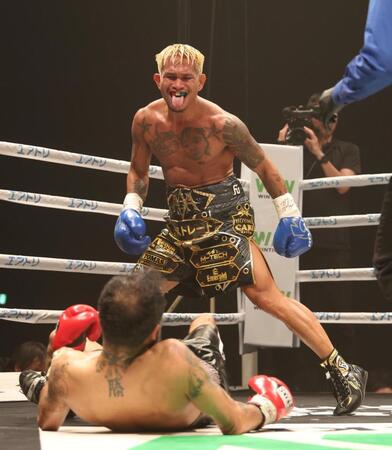 ３回、ルイス・ネリからダウンを奪い、ＴＫＯ勝ちとなったジョン・リエル・カシメロ（撮影・坂部計介）