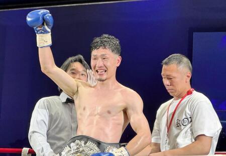日本タイトルを奪取し、ＫＯＤＬＡＢ初の王者となった栗原慶太（左）とベルトを巻く内山高志会長