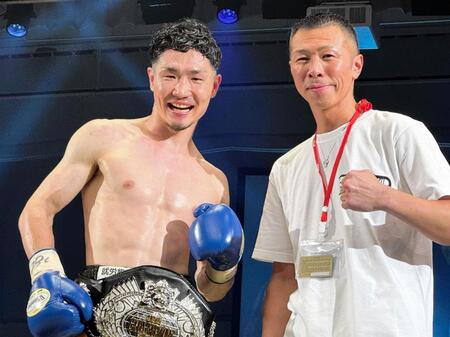プロ加盟後、ＫＯＤＬＡＢジム初の王者となった栗原慶太（左）と内山高志会長