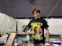 コーヒーをいれる重岡優大氏
