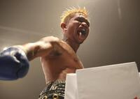 ルイス・ネリに３回ＴＫＯ勝ち、コーナーに飛び上がって雄叫びをあげるジョン・リエル・カシメロ（撮影・坂部計介）