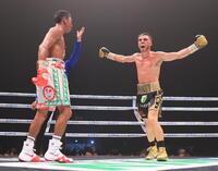 試合終了直後、ウィリバルド・ガルシア（左）を前に喜ぶアンドリュー・モロニー