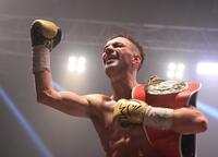 ウィリバルド・ガルシアに勝利し、ベルトを持ち喜ぶアンドリュー・モロニー