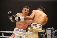 ２回、レネ・カリストを攻める矢吹正道（撮影・坂部計介）