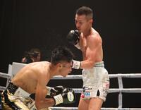 １０回、レネ・カリスト（左）を攻める矢吹正道（撮影・坂部計介）