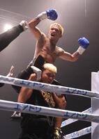 ルイス・ネリにＴＫＯ勝ちし、雄たけびを上げるジョン・リエル・カシメロ