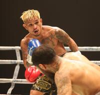 １回、ルイス・ネリからダウンを奪うジョン・リエル・カシメロ（撮影・坂部計介）
