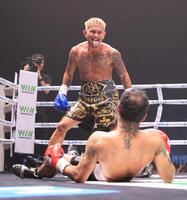 ４回、ルイス・ネリ（手前）にＴＫＯ勝ちしたジョン・リエル・カシメロ