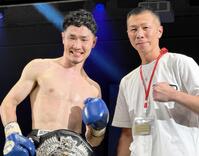 プロ加盟後、ＫＯＤＬＡＢジム初の王者となった栗原慶太（左）と内山高志会長