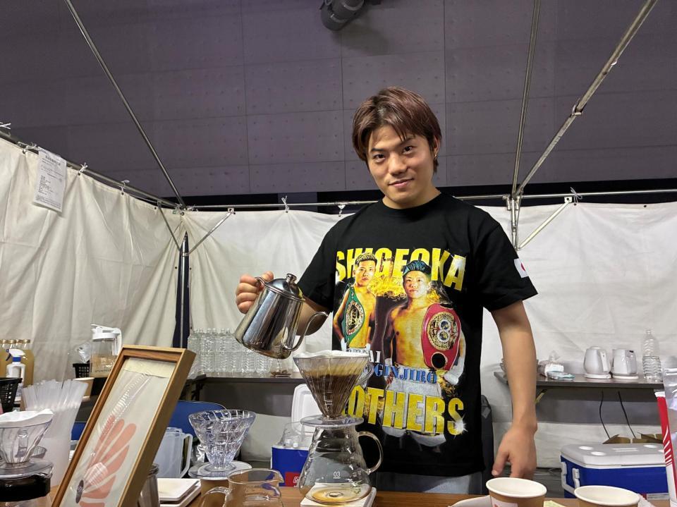 コーヒーをいれる重岡優大氏