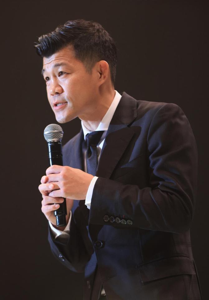試合前にあいさつする亀田興毅ファウンダー