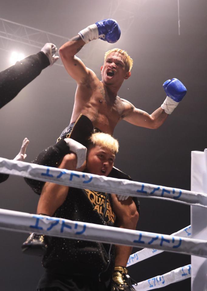 ルイス・ネリにＴＫＯ勝ちし、雄たけびを上げるジョン・リエル・カシメロ